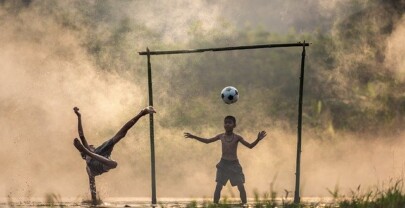 JUGANDO CON UNA PELOTA DE PAPEL